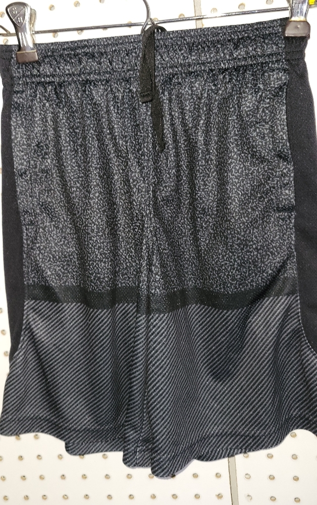 Under Armour boys‎ youth medium athletic shorts